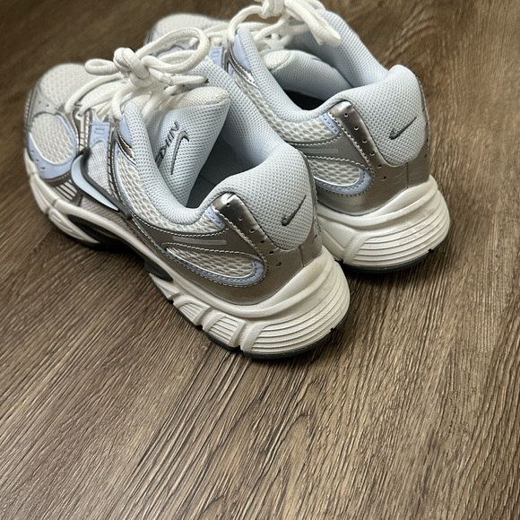 V5 RNR Sneaker - Picture 2 of 2